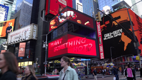 뉴욕 타임스퀘어에 송출되고 있는 '스플래시 불닭(Splash Buldak)' 광고 영상. 삼양라운드스퀘어 제공